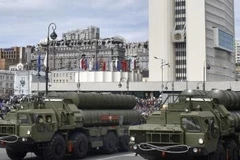 Hệ thống phòng không S-400 của Nga tại lễ diễu binh kỷ niệm Ngày Chiến thắng ở Vladivostok ngày 9/5. (Nguồn: Kyodo/TTXVN)