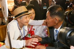 Thành viên các gia đình bị ly tán trong chiến tranh Triều Tiên đoàn tụ với người thân tại khu nghỉ dưỡng Kumgang ngày 20/8. (Ảnh: THX/TTXVN)