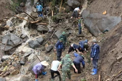 Tìm kiếm người bị mất tích tại xã Vàng Ma Chải. (Ảnh: Quý Trung/TTXVN)