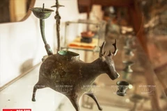 Đèn đồng hình con hươu thời Đông Sơn, thế kỷ 5-1 trước Công nguyên. (Nguồn: Báo ảnh Việt Nam)