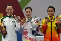 Nữ võ sỹ Hoàng Thị Phương Giang (phải) giành Huy chương Đồng nội dung trường quyền nữ tại ASIAD 2018 ở Jakarta, Indonesia ngày 22/8. Ảnh: (Nguồn: THX/TTXVN)