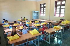 Các em học sinh trong những phòng học mới khang trang. (Ảnh: Khiếu Tư/TTXVN)