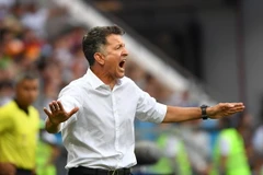 HLV của đội tuyển Mexico Juan Carlos Osorio chỉ dẫn các học trò trong trận đấu giữa Mexico và Hàn Quốc tại bảng F World Cup 2018 ở Rostov-on-Don, Nga ngày 23/6. (Ảnh: THX/TTXVN)