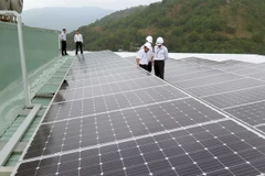 Hệ thống điện năng lượng Mặt Trời lắp đặt trên mái của tòa nhà Công ty điện lực Bình Định. (Ảnh: Nguyên Linh/TTXVN)