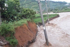 Cột điện ở huyện Phù Yên, tỉnh Sơn La bị nghiêng, gãy đổ do mưa lũ. (Ảnh: TTXVN phát)