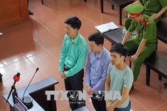 Các bị cáo tại phiên tòa, sáng 23/5. (Ảnh: Thanh Hải/TTXVN)