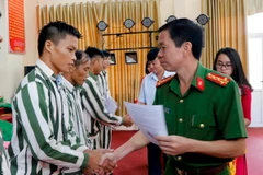 Lãnh đạo Công an tỉnh Yên Bái trao quyết định cho các phạm nhân. (Ảnh: Tuấn Anh/TTXVN)