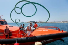 Lực lượng bảo vệ bờ biển Tây Ban Nha đưa những người di cư được giải cứu trên biển tới cảng ở Alicante, Tây Ban Nha ngày 27/7. (Nguồn: EPA-EFE/ TTXVN)