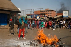 Người ủng hộ lãnh đạo đảng MDC đối lập Zimbabwe biểu tình phản đối kết quả bầu cử Tổng thống ở Harare ngày 1/8. (Nguồn: THX/ TTXVN)