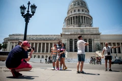 Khách du lịch tham quan thủ đô La Habana, Cuba. (Ảnh: AFP/TTXVN)