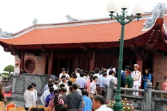 Cán bộ, nhân dân tỉnh Thái Bình cùng các nhà hảo tâm vào dâng hương tưởng niệm Chủ tịch Hồ Chí Minh tại Đền thờ Bác Hồ. (Ảnh: Nguyễn Công Hải/TTXVN)