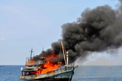 Một tàu đánh cá trái phép bị đánh đắm ngoài khơi tỉnh Đông Aceh ngày 20/5. (Nguồn: THX/TTXVN)