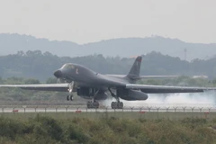 Máy bay ném bom chiến lược siêu thanh B-1B Lancer hạ cánh tại Căn cứ không quân Osan ở Pyeongtaek, phía nam Seoul ngày 21/9. (Nguồn: Yonhap/TTXVN)