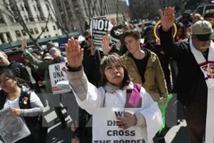Người dân tham gia biểu tình phản đối lệnh cấm nhập cảnh mới của chính quyền Mỹ tại New York ngày 9/3. (Nguồn: AFP/TTXVN)