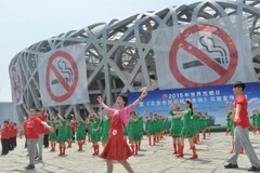 Biểu diễn tuyên truyền về tác hại của hút thuốc lá bên ngoài sân vận động 'Tổ Chim' ở thủ đô Bắc Kinh. (Nguồn: AFP/TTXVN)