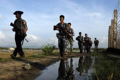 Cảnh sát Myanmar tuần tra tại khu vực Maungdaw, bang Rakhine ngày 14/10. (Nguồn: AP/TTXVN)