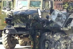 Cảnh sát chống xung đột Nga trong một chiến dịch của cảnh sát tại thủ phủ Makhachkala ở Dagestan. (Nguồn: AFP/TTXVN)