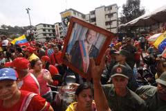 Người dân tiễn đưa nhà lãnh đạo Hugo Chavez. (Nguồn: THX/TTXVN)