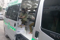 Cán bộ Chi cục Thú y Hà Nội kiểm tra chất cấm trong sản phẩm động vật tại các chợ bằng xe Chuyên dụng. (Ảnh: Đỗ Phương Anh/TTXVN)