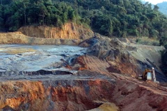 Hiện trường vụ bể chứa bùn thải bị vỡ. (Ảnh: Tá Chuyên/TTXVN)