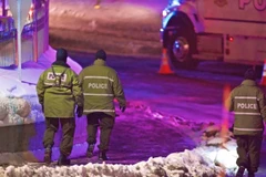 Cảnh sát làm nhiệm vụ tại hiện trường vụ xả súng ở Quebec, Canada ngày 30/1. (Nguồn: EPA/TTXVN)