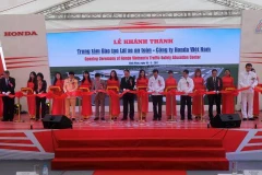 Cắt băng khánh thành trung tâm. (Ảnh: Văn Xuyên/Vietnam+)