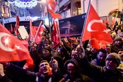 Người dân Thổ Nhĩ Kỳ biểu tình bên ngoài lãnh sự quán Hà Lan ở Istanbul, phản đối việc Hà Lan không cho phép Ngoại trưởng Thổ Nhĩ Kỳ Mevlut Cavusoglu nhập cảnh bằng đường hàng không vào nước này ngày 11/3. (Nguồn: AFP/TTXVN)