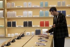 Máy tính bảng của Apple được trưng bày tại một cửa hàng ở Cupertino, bang California. (Nguồn: AP/TTXVN)