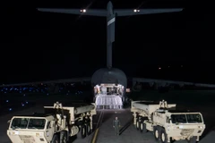 Các thiết bị của hệ thống THAAD được vận chuyển từ Mỹ tới Hàn Quốc ngày 6/3. (Nguồn: THX/TTXVN)