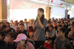 Học sinh đặt câu hỏi nhờ các chuyên gia tư vấn mùa thi giải đáp. (Ảnh: Nguyễn Thành/TTXVN)