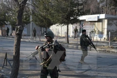 Lực lượng an ninh Afghanistan điều tra tại hiện trường một vụ đánh bom tại bệnh viện quân đội ở Kabul. (Ảnh minh họa: AFP/TTXVN)