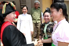 Chủ tịch Quốc hội Nguyễn Thị Kim Ngân với cán bộ và nhân dân xã Noong Hẹt, huyện Điện Biên. (Ảnh: Trọng Đức/TTXVN)