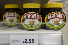 Sản phẩm đóng hộp nhãn hiệu Marmite được bày bán tại siêu thị Tesco ở London, Anh. (Nguồn: EPA/TTXVN)
