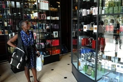 Du khách mua sắm tại một cửa hàng ở thủ đô La Habana. (Nguồn: AFP/TTXVN)