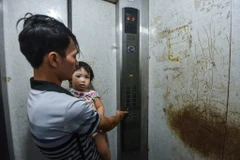 Chiếc thang máy duy nhất còn hoạt động của khu dân cư này luôn trong tình trạng chập chờn, không ổn định. (Ảnh: Minh Sơn/Vietnam+)