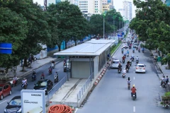 Dù đã hoàn thành rất lâu nhưng các nhà chờ xe buýt hiện đại đầu tiên của Hà Nội BRT (bến xe Yên Nghĩa - Kim Mã) nhưng vẫn chưa đưa vào sử dụng và đang có dấu hiệu xuống cấp nhanh chóng. (Ảnh: Minh Sơn/Vietnam+)