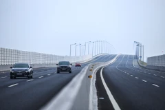 Bề mặt đường được thảm bê tông nhựa tạo nhám nên nhìn rất mịn và đều. Đây là tuyến cao tốc được thiết kế chuẩn theo các tiêu chí trên thế giới. (Ảnh: Minh Sơn/Vietnam+)