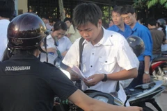 Sỹ tử, phụ huynh đều “run” trước giờ vào phòng thi 