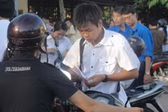 Sỹ tử, phụ huynh đều “run” trước giờ vào phòng thi 