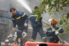 [Photo] Cận cảnh cháy lớn tại cửa hàng Thanh Hương số 81 Hàng Bồ