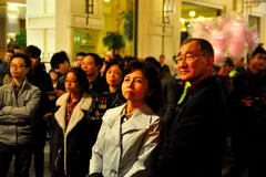 Hàng vạn người dân Hà Nội rạo rực đón chờ năm mới 2015