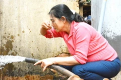 Người dân lo lắng khi nguồn nước ô nhiễm do xăng dầu ngày càng lan rộng. (Ảnh: Tuấn Anh/TTXVN)