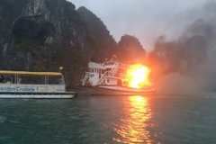 Hiện trường vụ tàu Ánh Dương QN 3598 bị cháy trên vịnh Hạ Long. (Ảnh: Văn Đức/TTXVN)