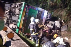 Lực lượng cứu hộ làm nhiệm vụ tại hiện trường vụ tai nạn. (Nguồn: EPA/TTXVN)
