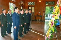 Thủ tướng Nguyễn Xuân Phúc đến dâng hương tưởng niệm Chủ tịch Hồ Chí Minh tại Khu Di tích Quốc gia đặc biệt Kim Liên. (Ảnh: Thống Nhất/TTXVN)