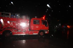 Xe chữa cháy đến hiện trường để dập lửa. (Ảnh: Nguyễn Sơn/TTXVN)