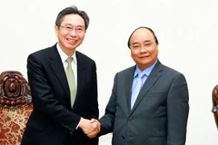 Thủ tướng Nguyễn Xuân Phúc tiếp ông Takashi Oyamada, Tổng giám đốc Ngân hàng BTMU. (Ảnh: Thống Nhất/TTXVN)