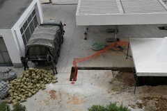 Công tác chuẩn bị để tháo gỡ quả bom. (Nguồn: Reuters)