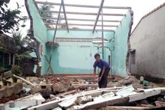 Một căn nhà bị lũ cuốn sập. (Ảnh: Nguyên Linh/TTXVN)