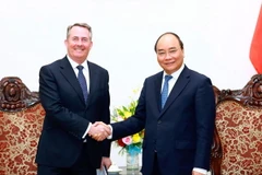 Thủ tướng Nguyễn Xuân Phúc tiếp Bộ trưởng Thương mại quốc tế Vương quốc Anh Liam Fox. (Ảnh: Thống Nhất/TTXVN)